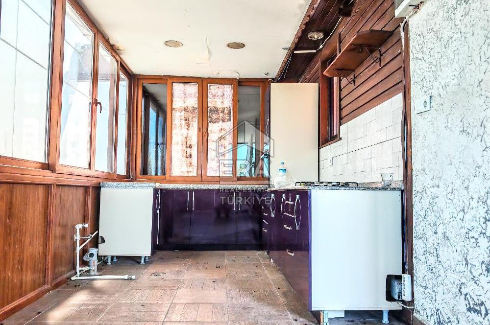 Yoğun Güzergahdaki Benzin İstasyonunda Kafe-Restoran için Dükkan