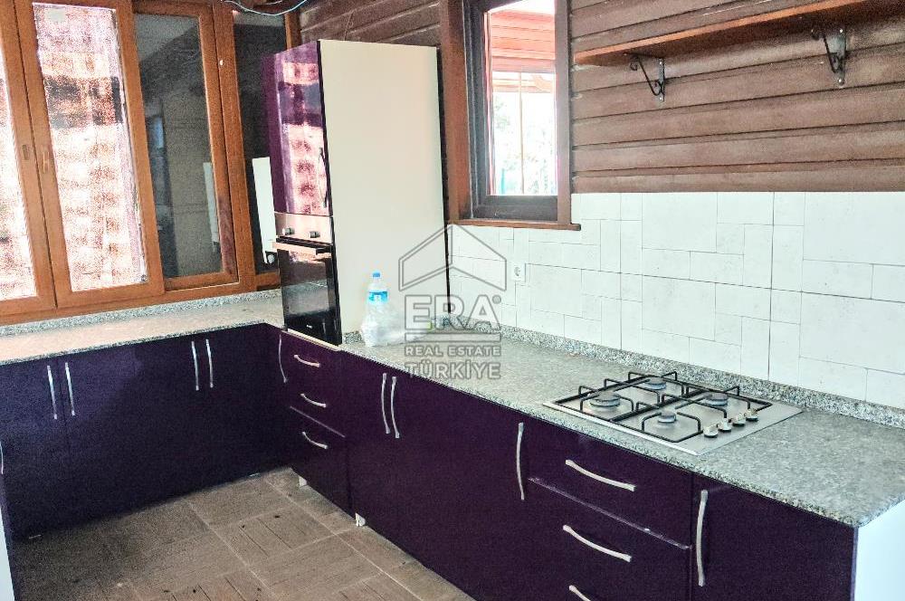 Yoğun Güzergahdaki Benzin İstasyonunda Kafe-Restoran için Dükkan