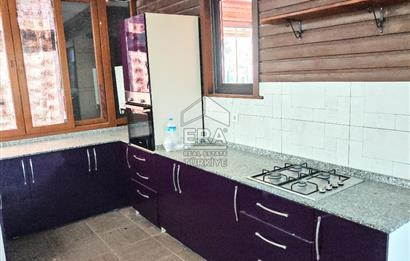 Yoğun Güzergahdaki Benzin İstasyonunda Kafe-Restoran için Dükkan