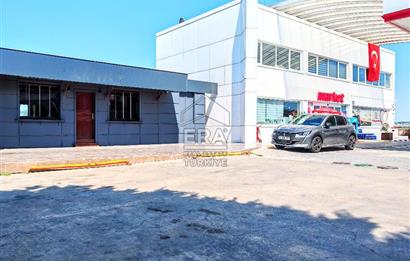 Yoğun Güzergahdaki Benzin İstasyonunda Kafe-Restoran için Dükkan