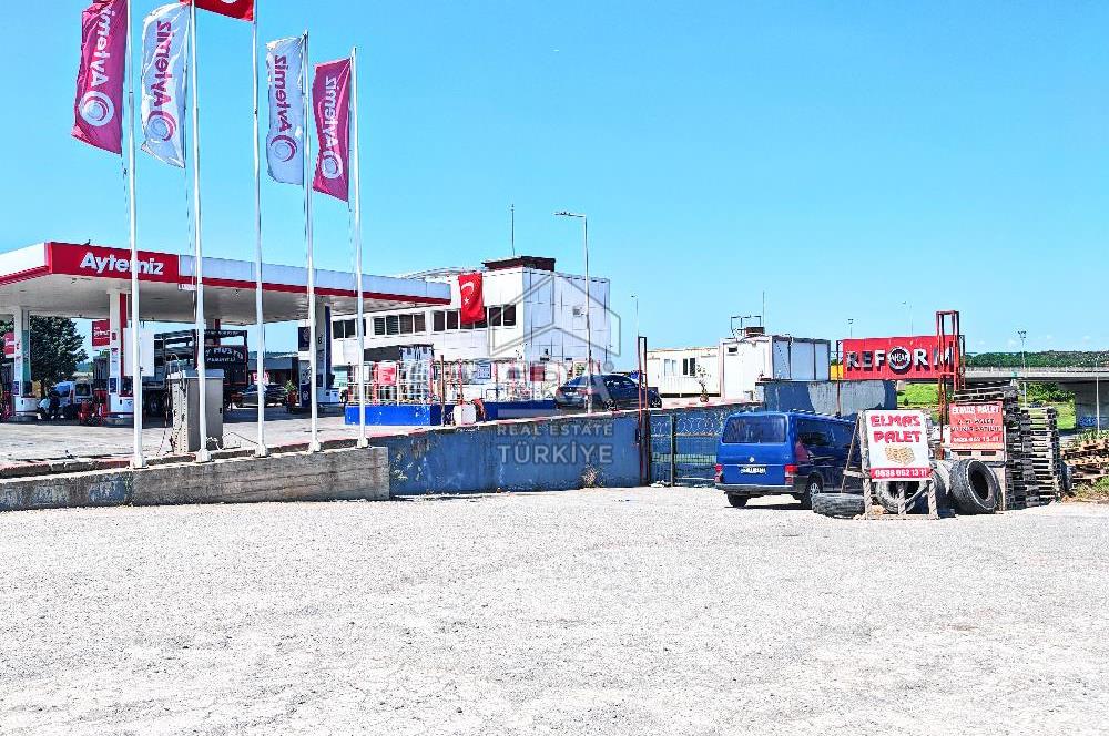 Yoğun Güzergahdaki Benzin İstasyonunda Kafe-Restoran için Dükkan