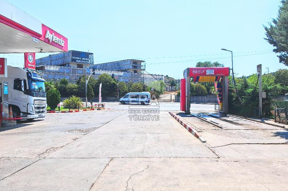 Yoğun Güzergahdaki Benzin İstasyonunda Kafe-Restoran için Dükkan
