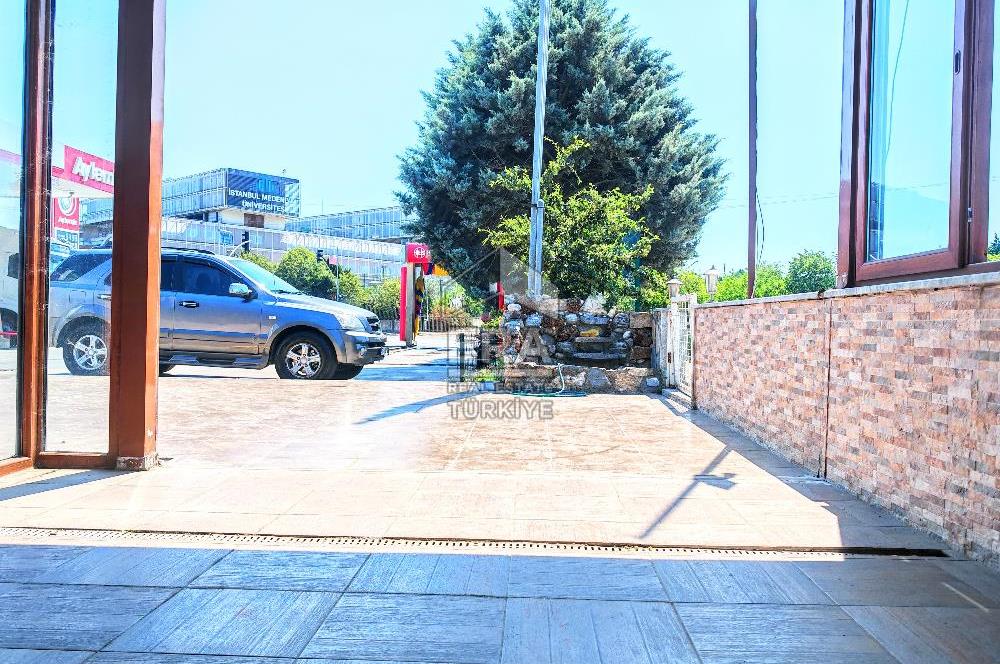 Yoğun Güzergahdaki Benzin İstasyonunda Kafe-Restoran için Dükkan