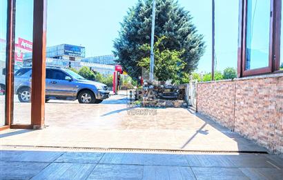 Yoğun Güzergahdaki Benzin İstasyonunda Kafe-Restoran için Dükkan