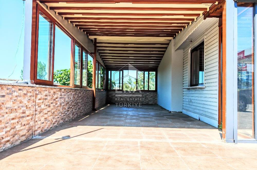 Yoğun Güzergahdaki Benzin İstasyonunda Kafe-Restoran için Dükkan