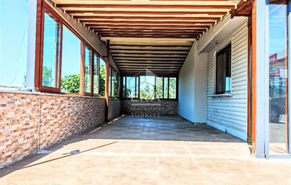 Yoğun Güzergahdaki Benzin İstasyonunda Kafe-Restoran için Dükkan