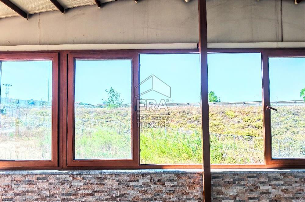 Yoğun Güzergahdaki Benzin İstasyonunda Kafe-Restoran için Dükkan