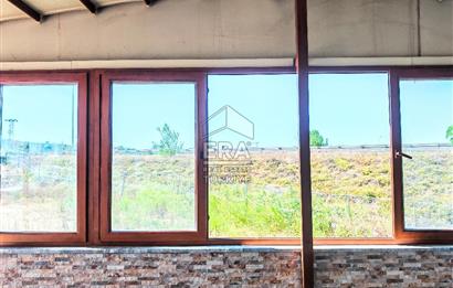 Yoğun Güzergahdaki Benzin İstasyonunda Kafe-Restoran için Dükkan