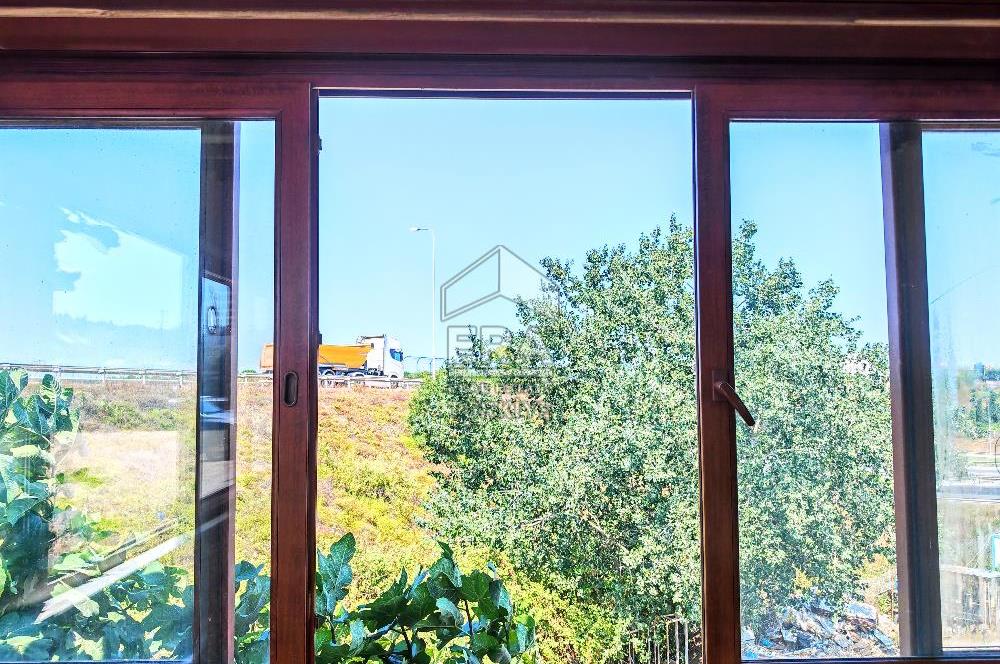 Yoğun Güzergahdaki Benzin İstasyonunda Kafe-Restoran için Dükkan