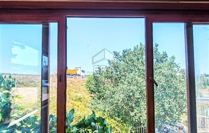 Yoğun Güzergahdaki Benzin İstasyonunda Kafe-Restoran için Dükkan