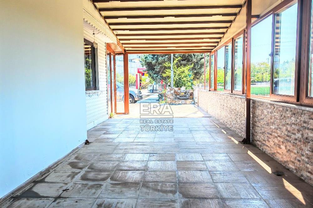 Yoğun Güzergahdaki Benzin İstasyonunda Kafe-Restoran için Dükkan