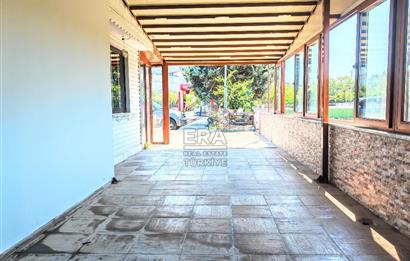 Yoğun Güzergahdaki Benzin İstasyonunda Kafe-Restoran için Dükkan