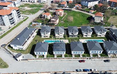 AYVALIK ALTINOVA SİBER LİFE SİTESİNDE SATILIK 3+1 VİLLA