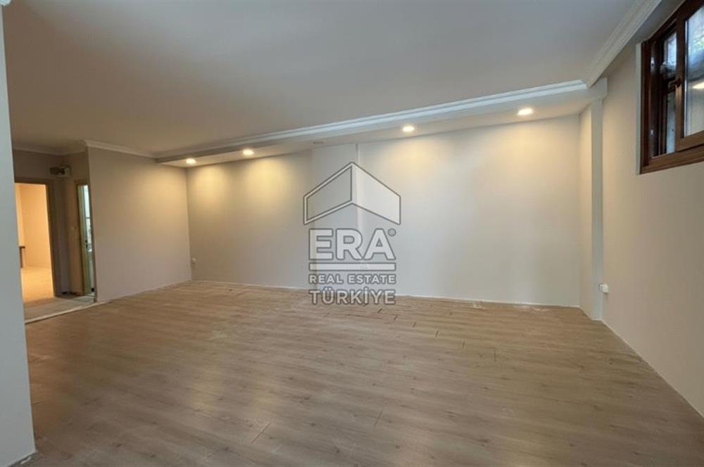 Zekeriyaköy Çarşıda Bahçe Kullanımlı 3 Odalı Kiralık Ofis