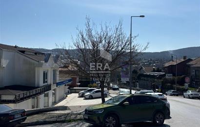 Zekeriyaköy Çarşıda Bahçe Kullanımlı 3 Odalı Kiralık Ofis