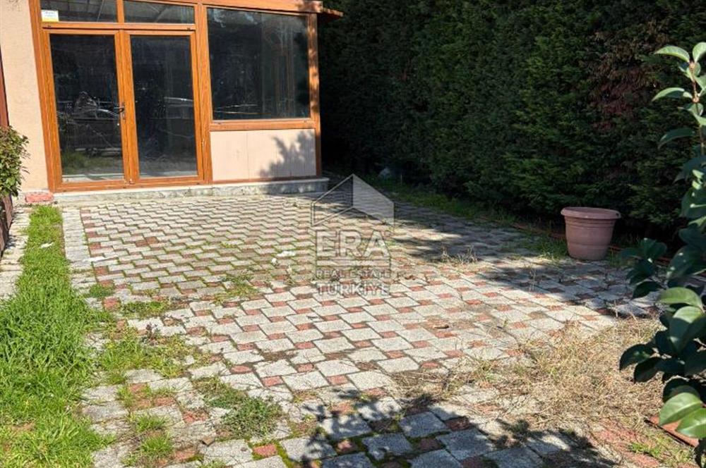 Zekeriyaköy Çarşıda Bahçe Kullanımlı 3 Odalı Kiralık Ofis