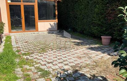 Zekeriyaköy Çarşıda Bahçe Kullanımlı 3 Odalı Kiralık Ofis