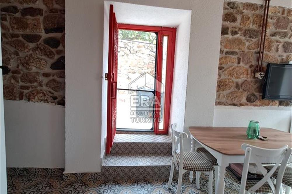 Ayvalık Fethiye Mahallesi’nde Kiralık 3+1 Bahçeli Masrafsız Rum Taş Ev