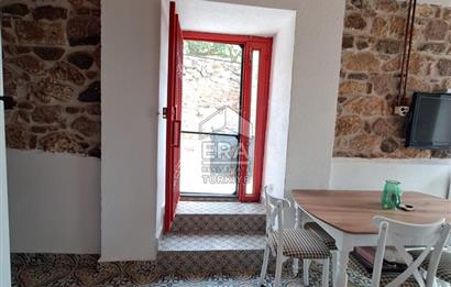 Ayvalık Fethiye Mahallesi’nde Kiralık 3+1 Bahçeli Masrafsız Rum Taş Ev