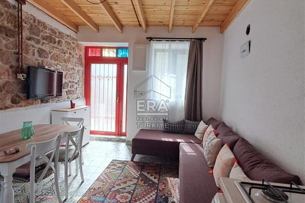 Ayvalık Fethiye Mahallesi’nde Kiralık 3+1 Bahçeli Masrafsız Rum Taş Ev