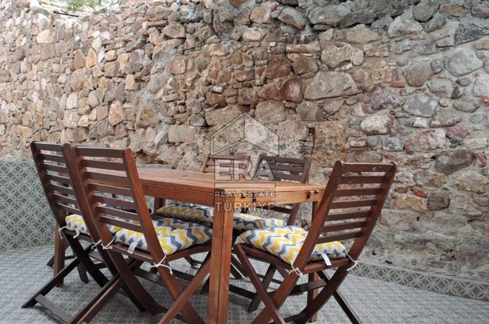Ayvalık Fethiye Mahallesi’nde Kiralık 3+1 Bahçeli Masrafsız Rum Taş Ev