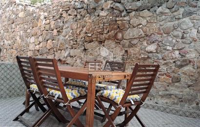 Ayvalık Fethiye Mahallesi’nde Kiralık 3+1 Bahçeli Masrafsız Rum Taş Ev