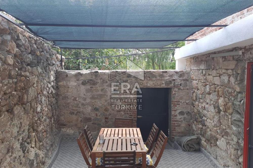 Ayvalık Fethiye Mahallesi’nde Kiralık 3+1 Bahçeli Masrafsız Rum Taş Ev