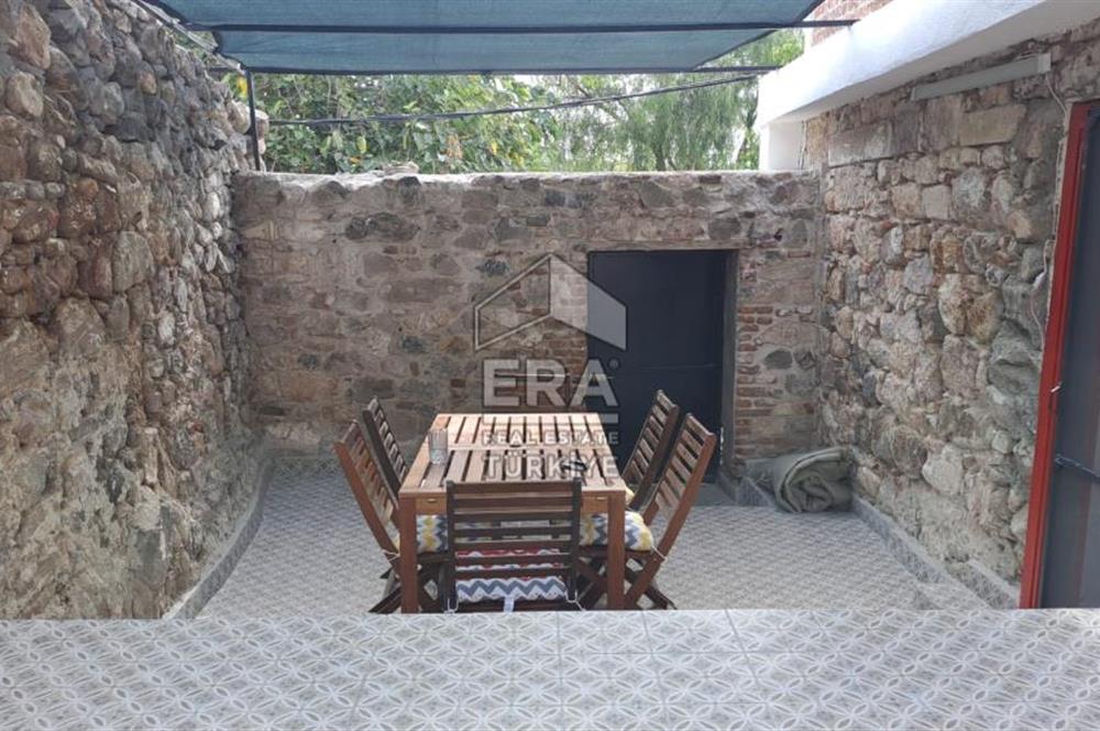 Ayvalık Fethiye Mahallesi’nde Kiralık 3+1 Bahçeli Masrafsız Rum Taş Ev