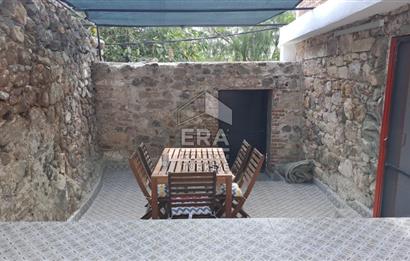 Ayvalık Fethiye Mahallesi’nde Kiralık 3+1 Bahçeli Masrafsız Rum Taş Ev