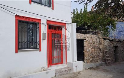 Ayvalık Fethiye Mahallesi’nde Kiralık 3+1 Bahçeli Masrafsız Rum Taş Ev