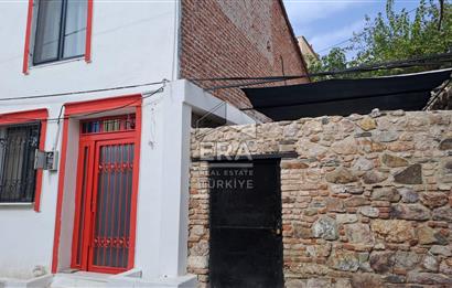 Ayvalık Fethiye Mahallesi’nde Kiralık 3+1 Bahçeli Masrafsız Rum Taş Ev