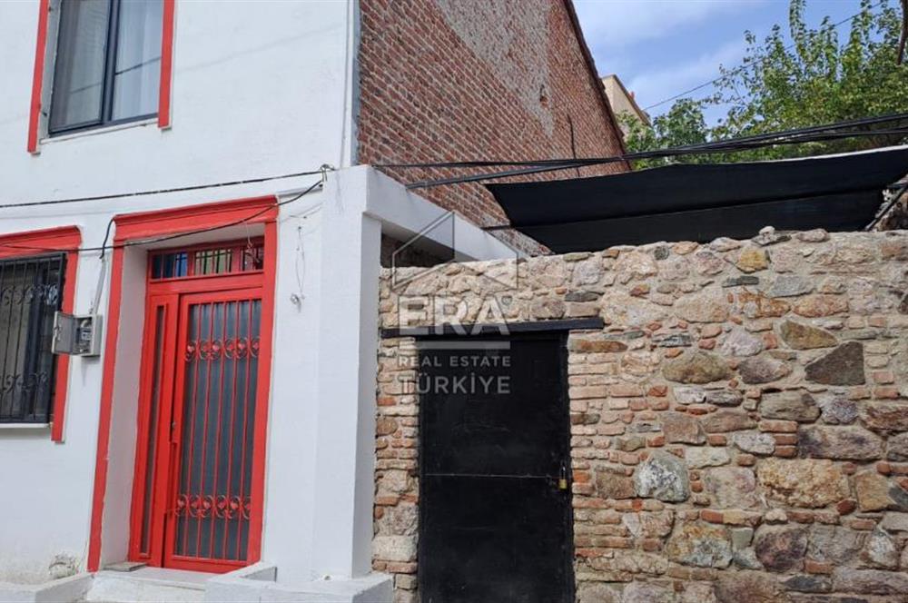 Ayvalık Fethiye Mahallesi’nde Kiralık 3+1 Bahçeli Masrafsız Rum Taş Ev