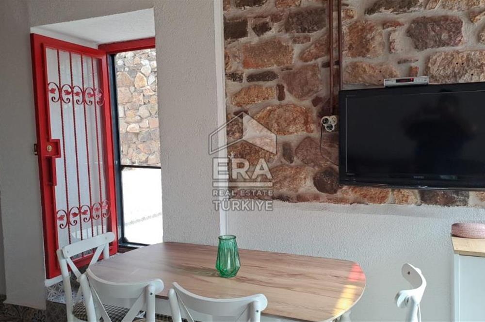 Ayvalık Fethiye Mahallesi’nde Kiralık 3+1 Bahçeli Masrafsız Rum Taş Ev