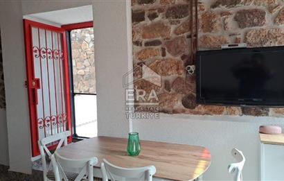 Ayvalık Fethiye Mahallesi’nde Kiralık 3+1 Bahçeli Masrafsız Rum Taş Ev