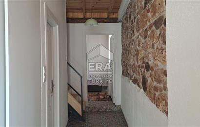 Ayvalık Fethiye Mahallesi’nde Kiralık 3+1 Bahçeli Masrafsız Rum Taş Ev