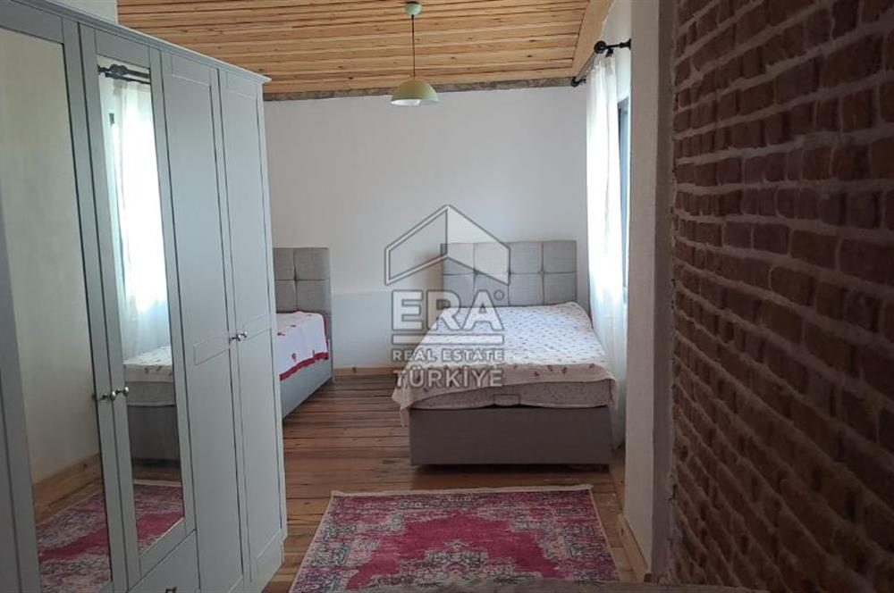 Ayvalık Fethiye Mahallesi’nde Kiralık 3+1 Bahçeli Masrafsız Rum Taş Ev