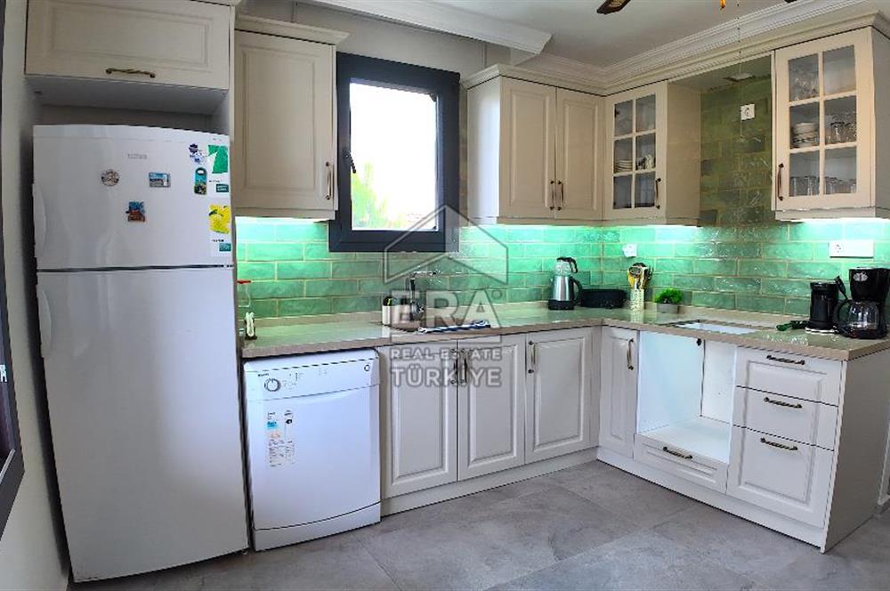 ÇEŞME YALI'DA EK YAŞAM ALANLI 3+1 VİLLA