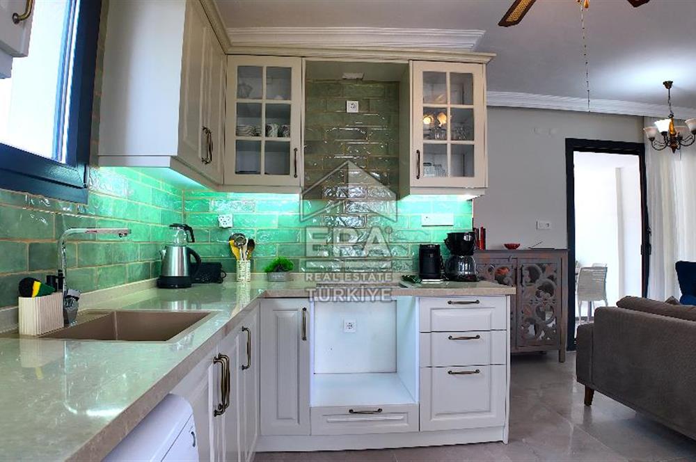 ÇEŞME YALI'DA EK YAŞAM ALANLI 3+1 VİLLA