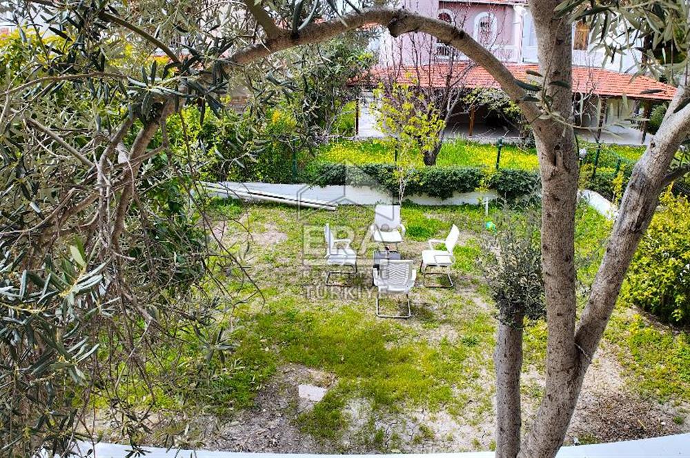 ÇEŞME YALI'DA EK YAŞAM ALANLI 3+1 VİLLA