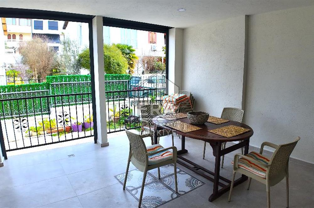 ÇEŞME YALI'DA EK YAŞAM ALANLI 3+1 VİLLA