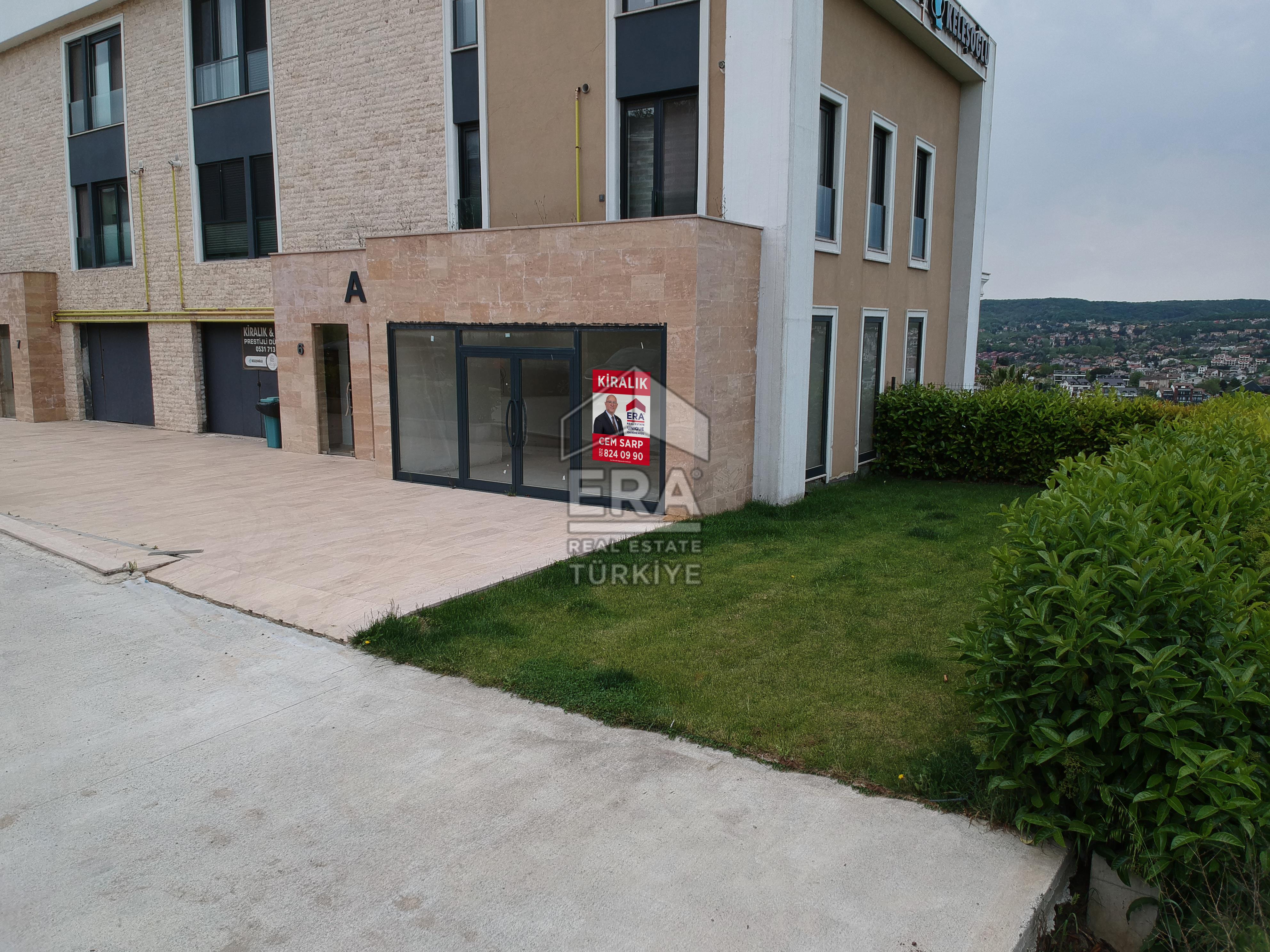 Zekeriyaköy'de Ana Caddede Yüksek Tabela Değerli Kiralık Dükkan
