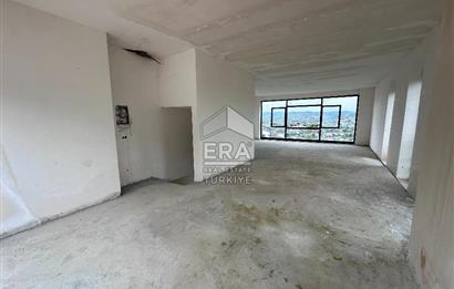 Zekeriyaköy'de Ana Caddede Yüksek Tabela Değerli Kiralık Dükkan