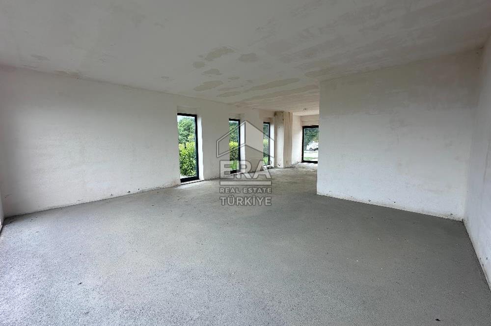 Zekeriyaköy'de Ana Caddede Yüksek Tabela Değerli Kiralık Dükkan