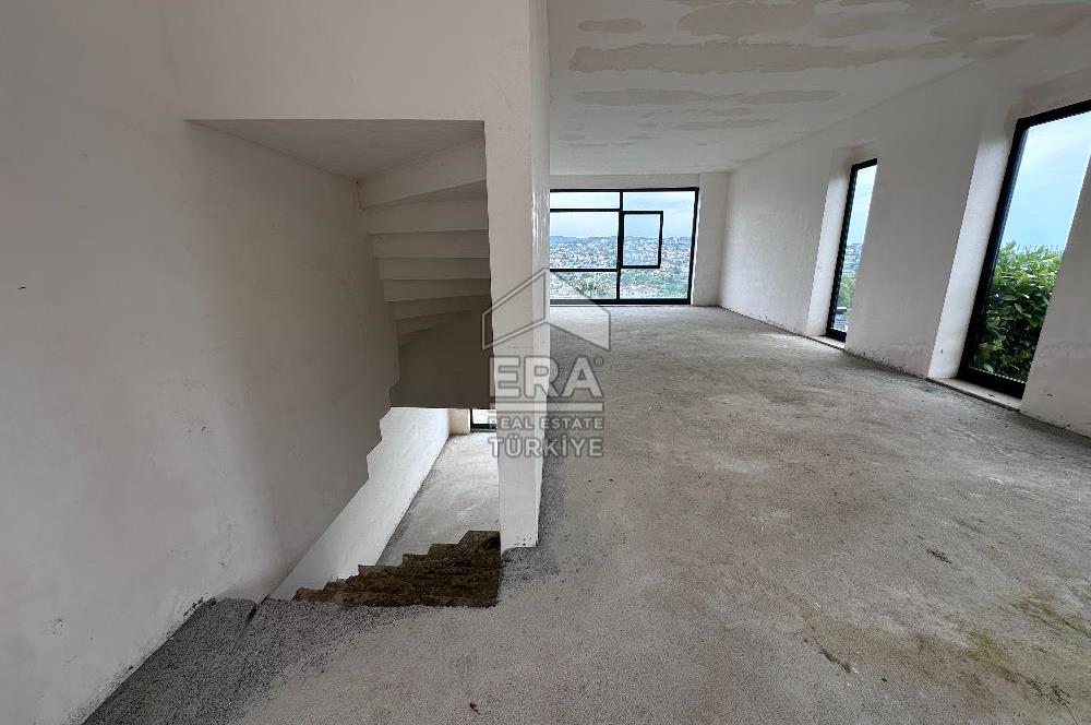 Zekeriyaköy'de Ana Caddede Yüksek Tabela Değerli Kiralık Dükkan