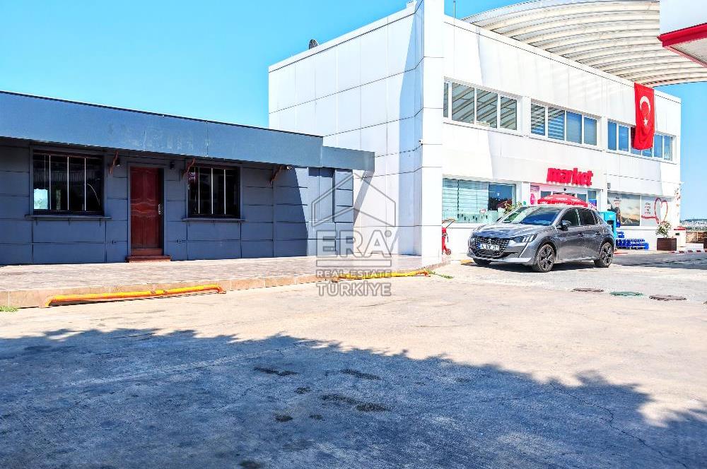 Yoğun Güzergahdaki Benzin İstasyonunda Kafe-Restoran için Dükkan