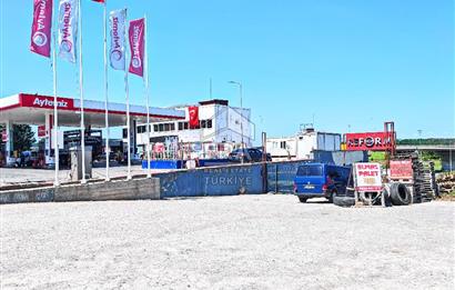Yoğun Güzergahdaki Benzin İstasyonunda Kafe-Restoran için Dükkan