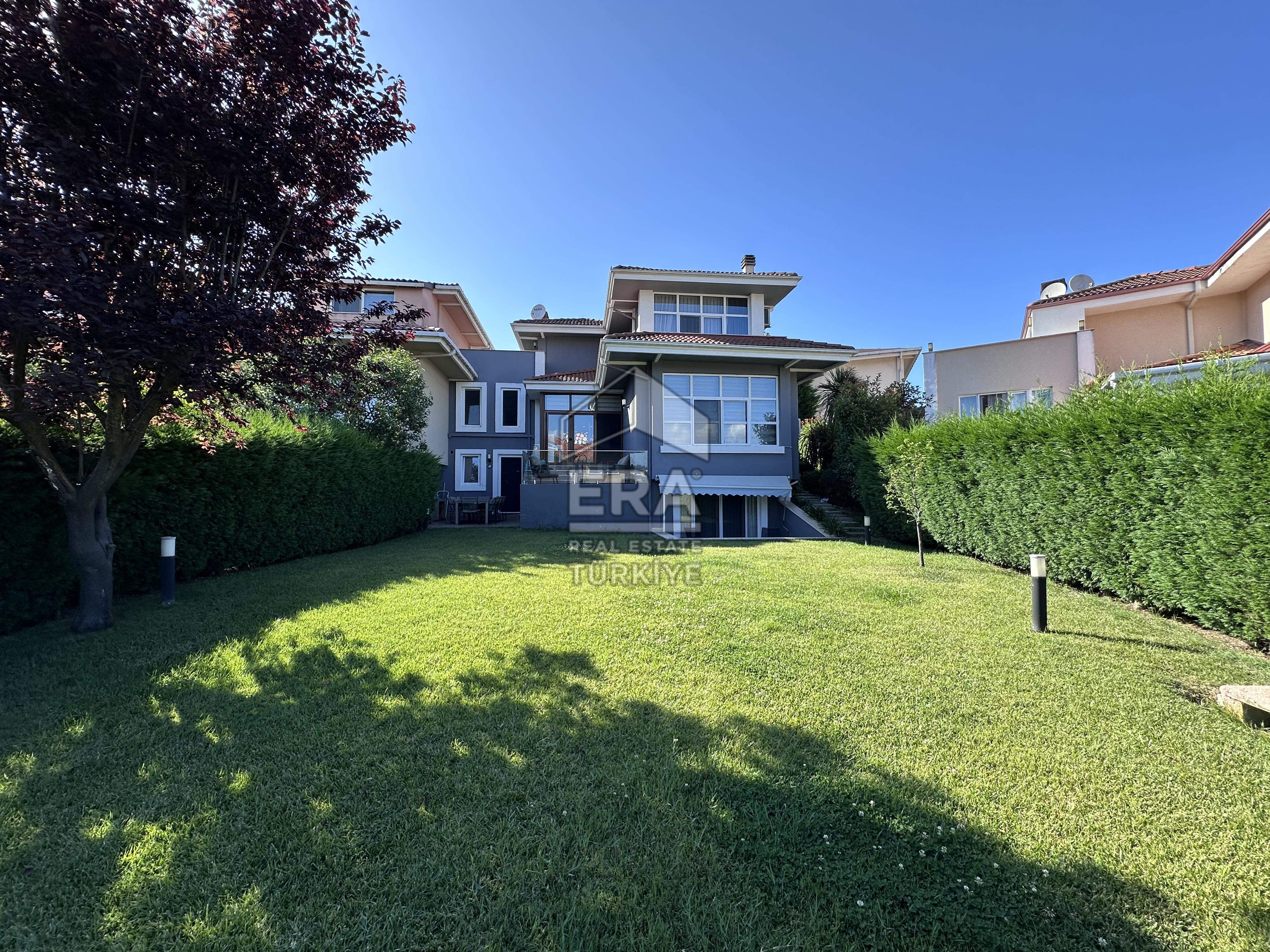 Uskumruköy Gardenya Evleri'nde Satılık 4+2 İkiz Villa
