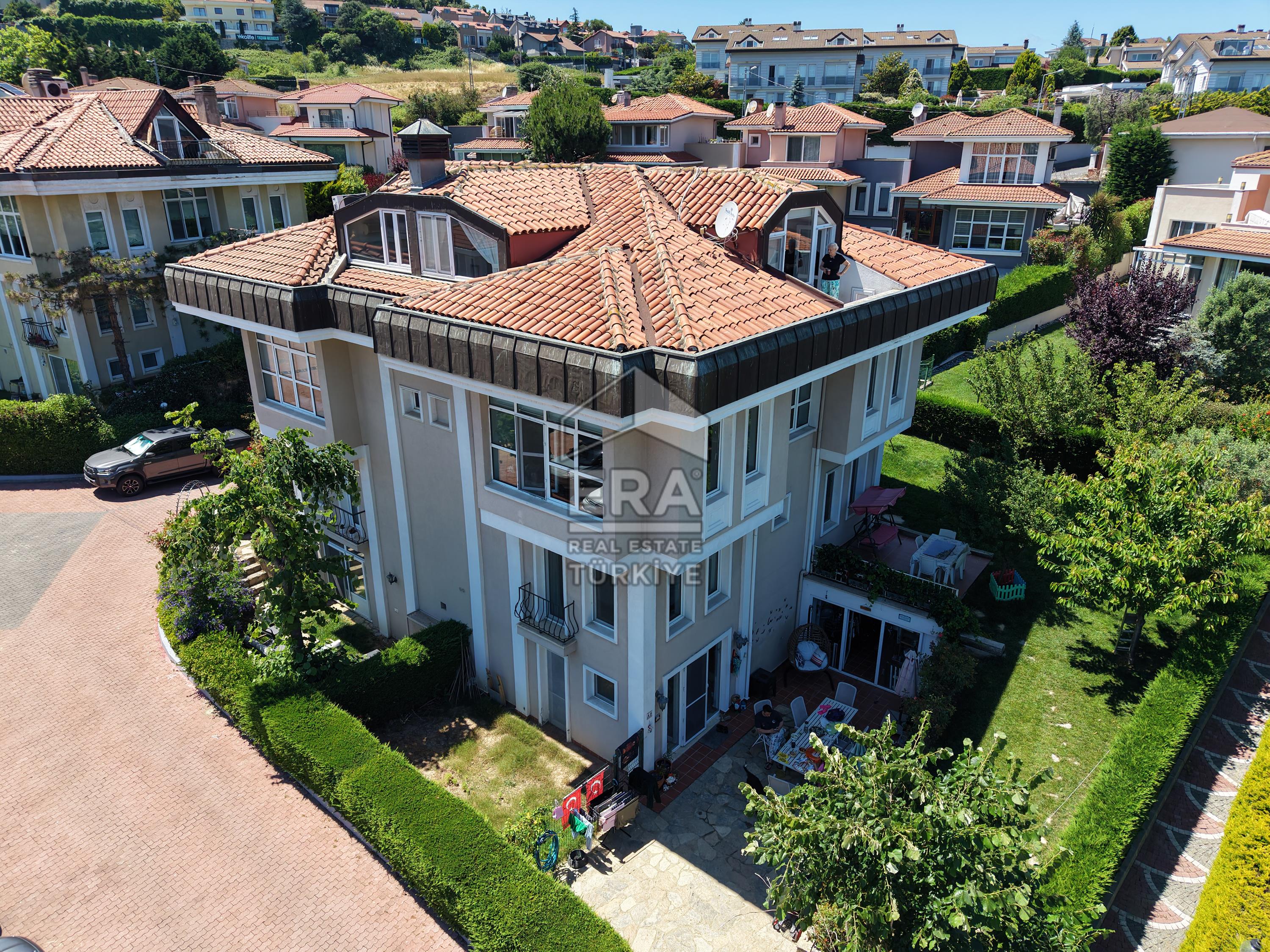 Sarıyer Uskumruköy'de Güvenlikli Sitede 4+2, 290m2 İkiz Villa