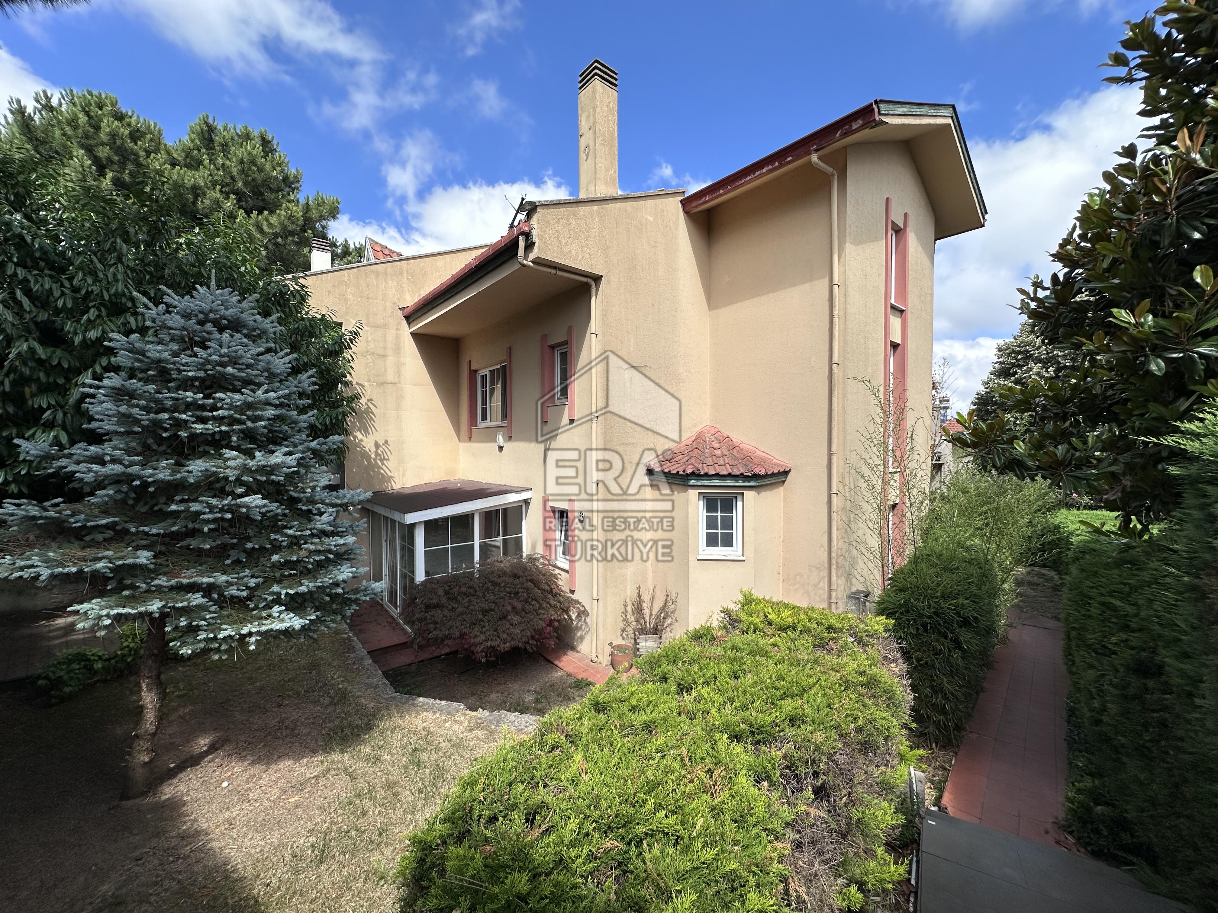 Uskumruköy Mevsim Sitesi'nde Ferah ve Geniş Bahçeli İkiz Villa