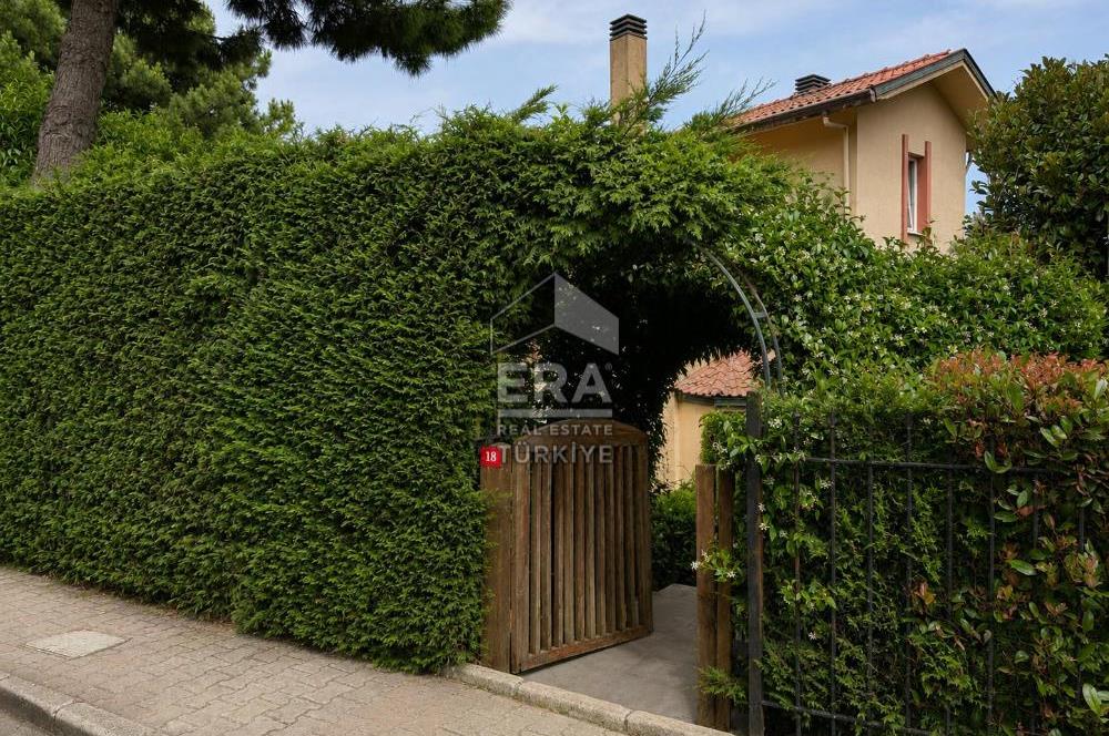 Uskumruköy Mevsim Sitesi'nde Ferah ve Geniş Bahçeli İkiz Villa